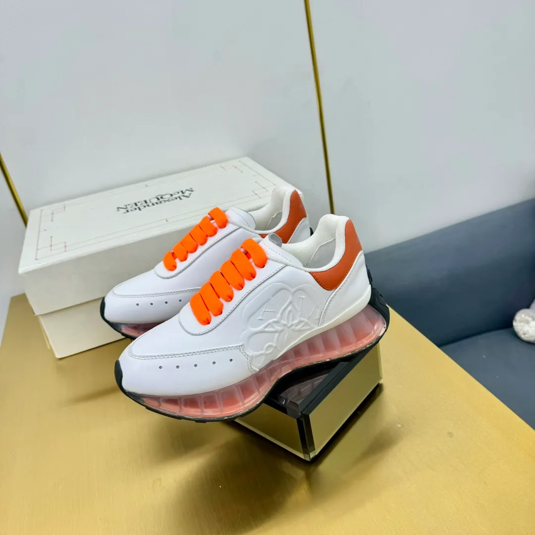 👟👟Ex-factory price 680👟👟 Top version of air cushion bottom, couple size 35-44 🔥ALEXANDER MCQUEEN/Alexander McQueen 2024 new Sprint sports running dad shoes top version Sprint Runner uses white imported environmentally friendly leather splicing and printed concave and convex font technology for the upper and outline Seal logo. Alexander McQueen LUGO logo on the heel and tongue with Alexander McQueen signature. The sneakers feature an oversized runner's sole, which makes running comfortable and convenient. Fabric: Calfskin and cloth Lining: Mesh and sheepskin lining Filled heel non-slip and wear-resistant back cover Foot: Imported PoLo injection molded sheepskin foot Outsole: Air cushion Standard size 35-44 Female size 35-39 Male size 40-44